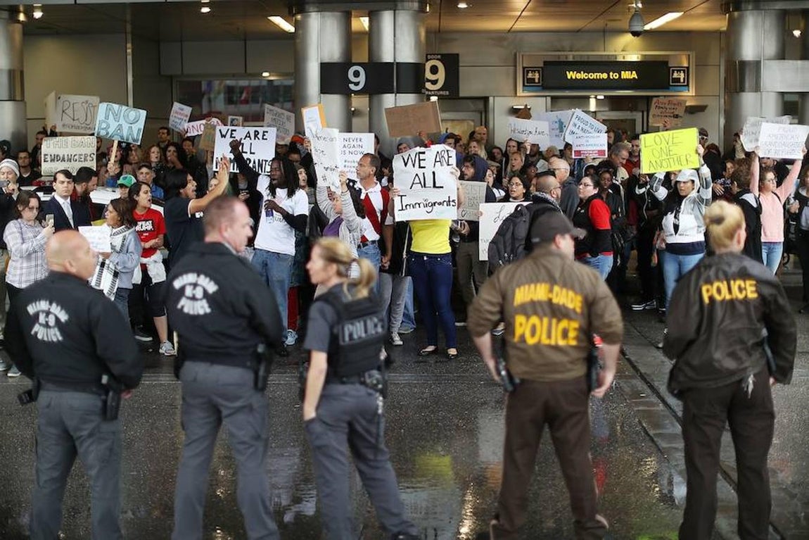 La aplicación automática de este decreto ha provocado, en apenas unas horas, la detención de decenas de pasajeros y el caos en diferentes terminales. En la imagen, el aeropuerto de Miami. 