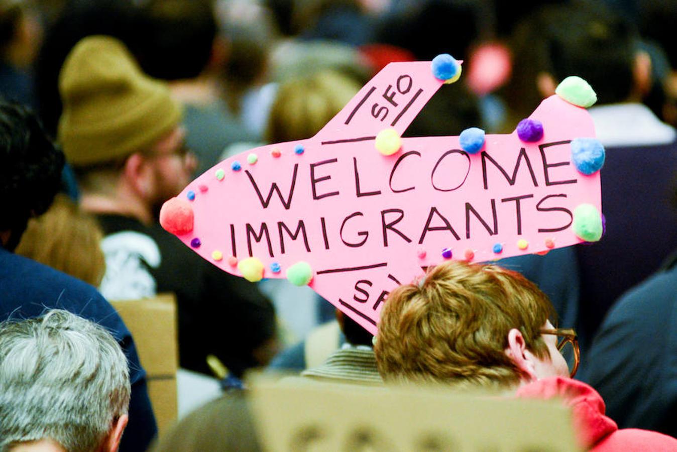 «Inmigrantes bienvenidos», dice esta pancarta del aeropuerto de San Francisco. 