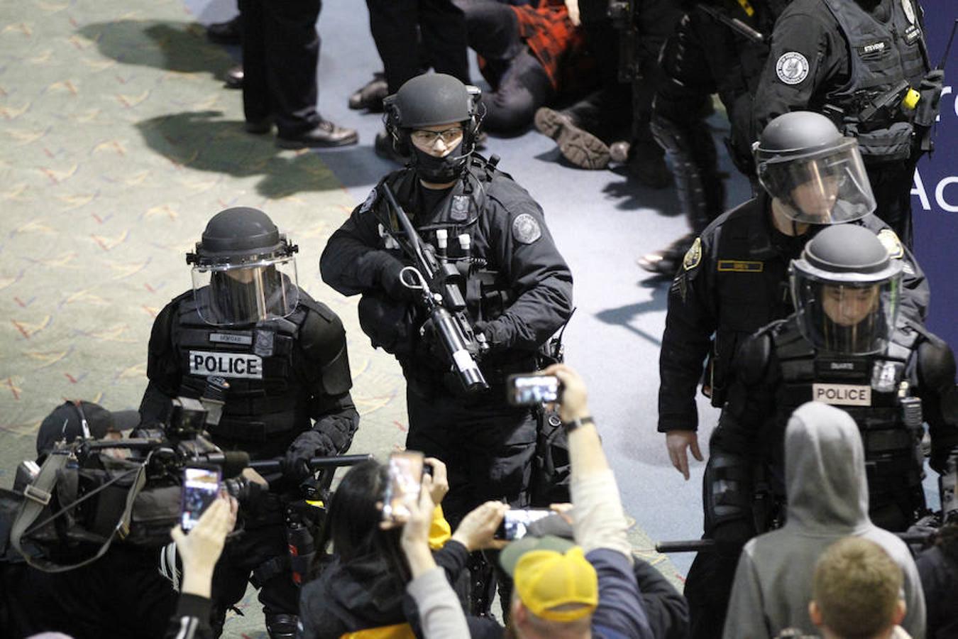 En el aeropuerto de Portland han tenido que presentarse los antidisturbios por la escalada de tensión contra la orden de Trump, que suspende durante 90 días la concesión de visados y la entrada a todos los ciudadanos de los siete países mencionados hasta que se adopten nuevos procesos de vigilancia. 