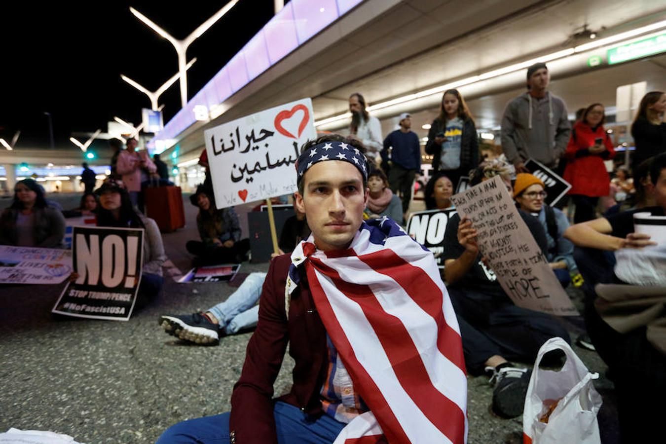 Las escenas de protesta también se vivieron en otros aeropuertos del país, como este de San Francisco. 