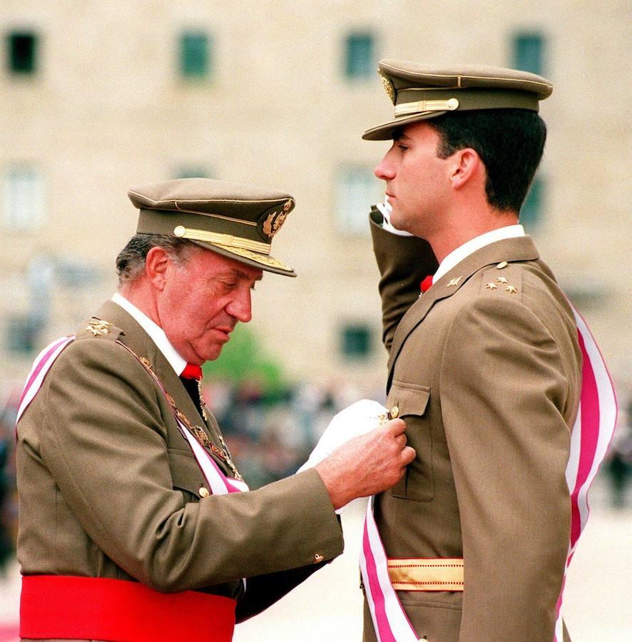 El Rey Juan Carlos impone a su hijo el Príncipe de Asturias la Placa de Gran Cruz adicionada con una Corona Real que le acredita como Caballero de la real y Militar Orden de San Hermenegildo,en un acto celebrado esta mañana en el Monasterio de El Escorial.. 