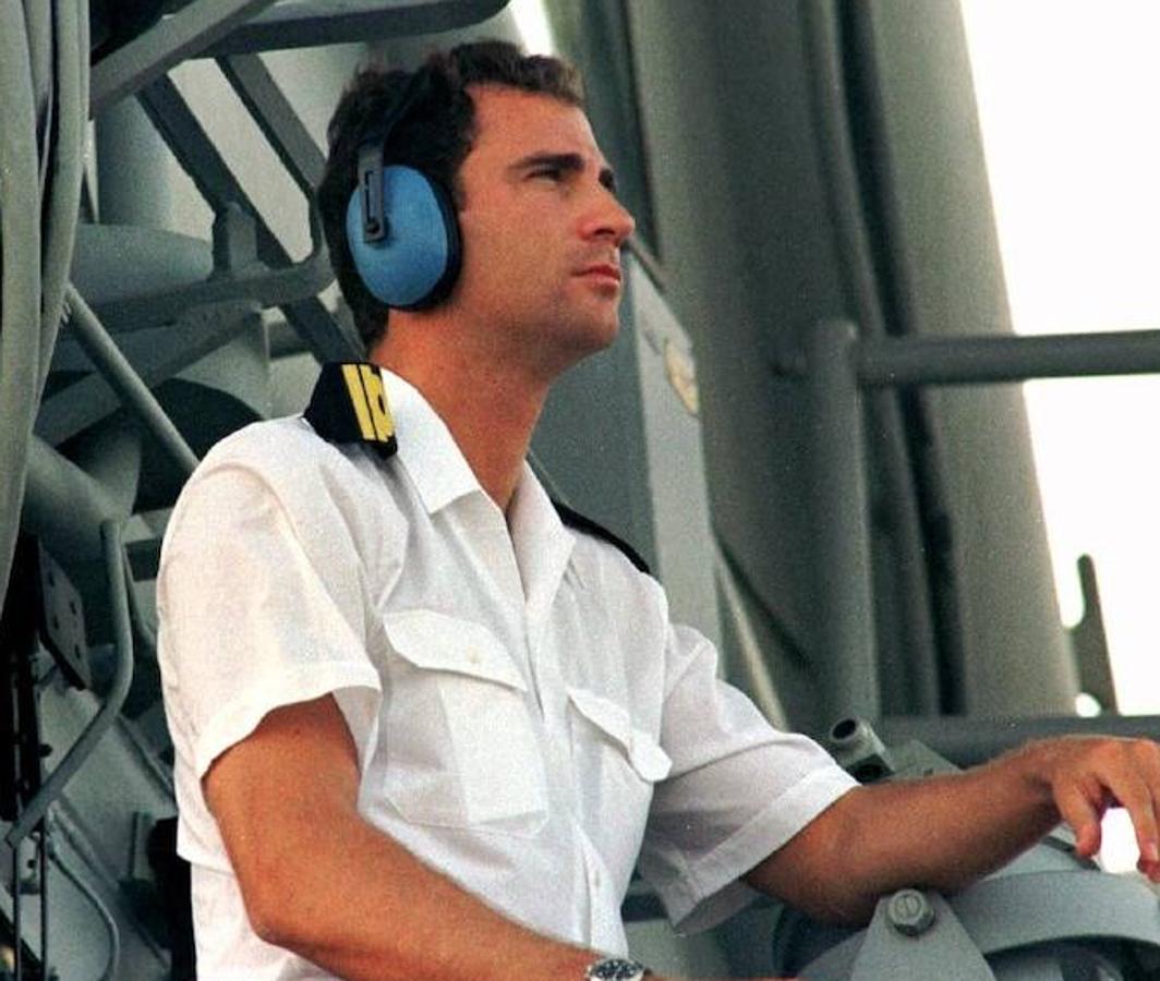 El Príncipe Felipe de Borbon sigue desde la torre de mando del portaaeronaves «Príncipe de Asturias» el despegue de helicópteros, durante las maniobras militares Tapon 97,que se desarrollaron en aguas del Estrecho de Gibraltar. 