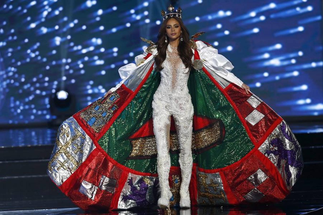 Desfile en traje de baño, vestido de noche, traje típico... las aspirantes tienen que pasar varias pruebas y pasear sobre el escenario con distintos modelos, demostrando su elegancia, simpatía y soltura en la pasarela. 