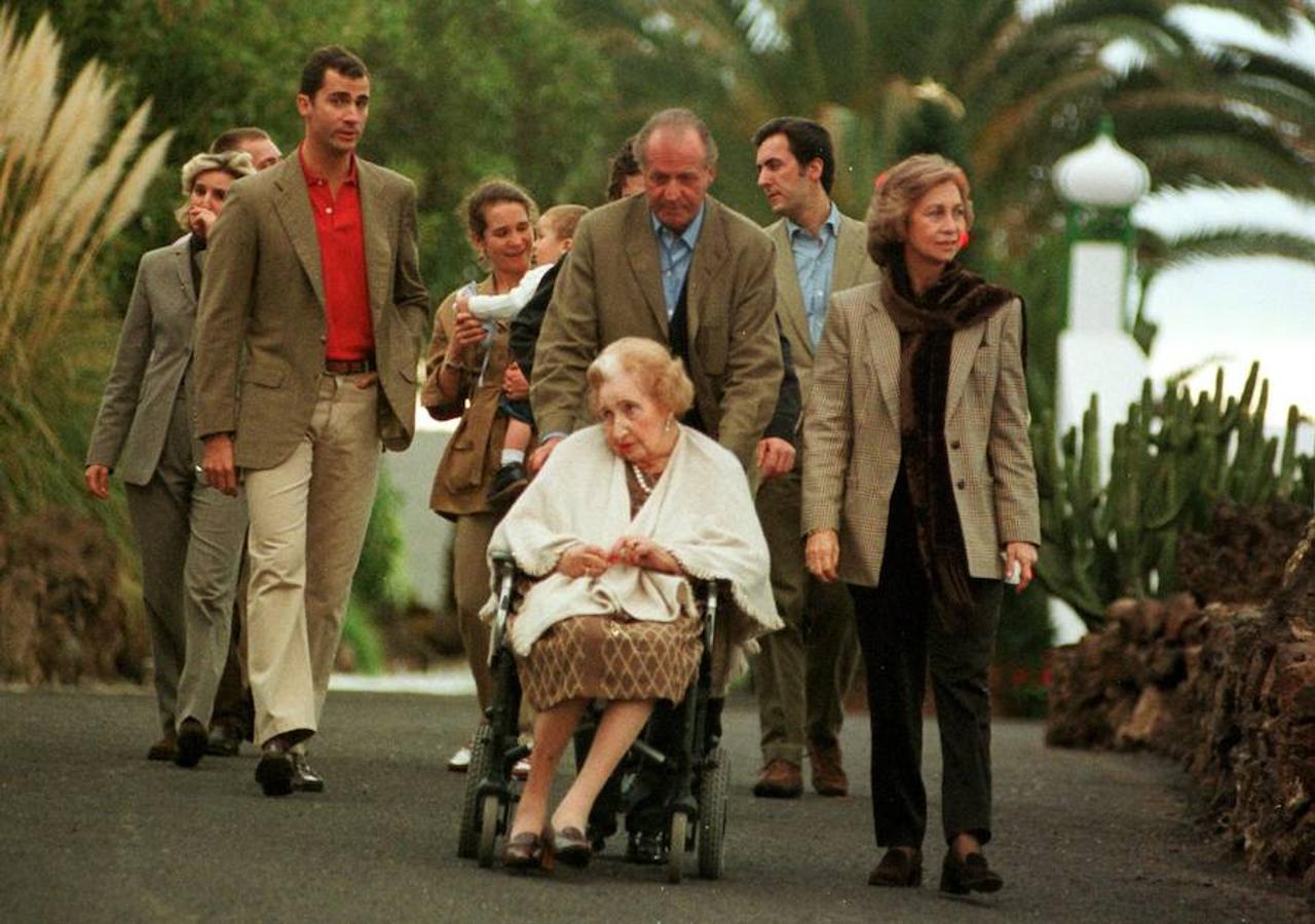 Los Reyes don Juan Carlos y doña Sofía acompañados de la condesa de Barcelona, el príncipe Felipe, la Infanta Cristina, junto al resto de la Familia Real Española se preparan para posar ante los periodistas en la residencia de La Mareta.. 