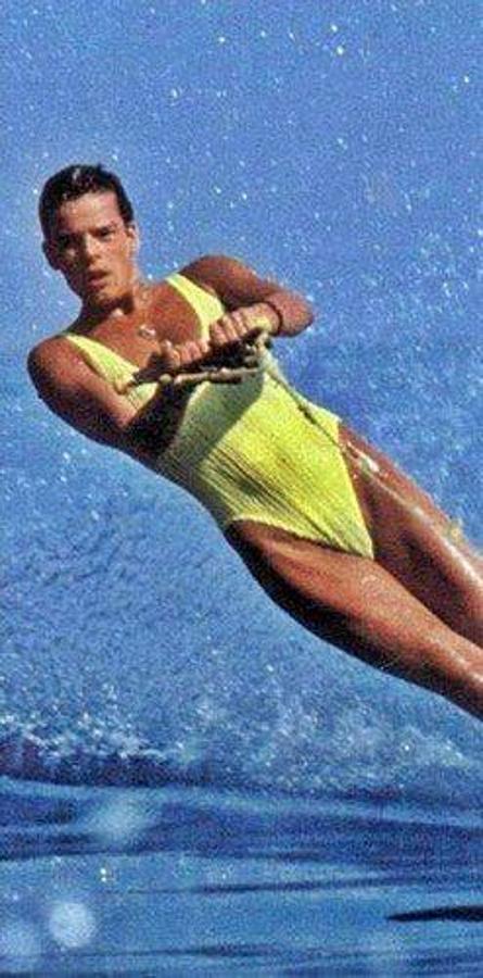 Desde joven ha demostrado su amor por el deporte. Compitiendo en equitación profesional entre 1974 y 1979, y practicando otras actividades como la natación, el esquí acuático y el esquí alpino. 