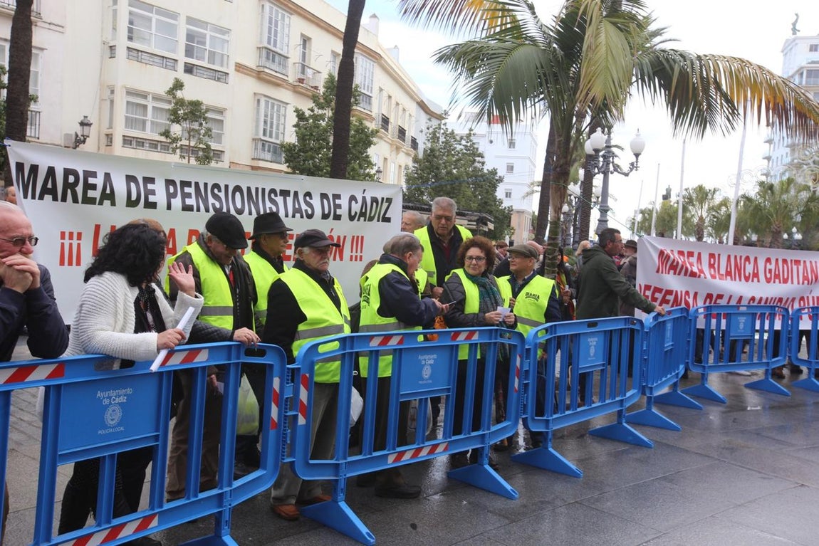 Fotos: Incidentes en Cádiz al inicio de la visita