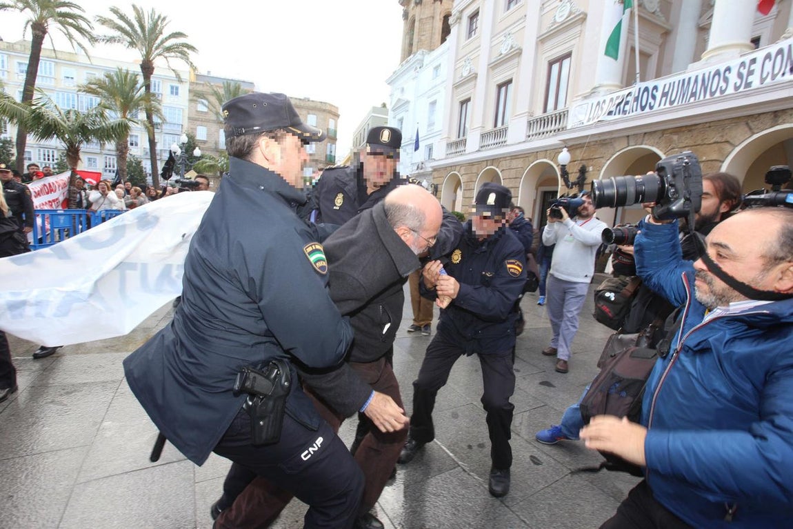 Fotos: Incidentes en Cádiz al inicio de la visita