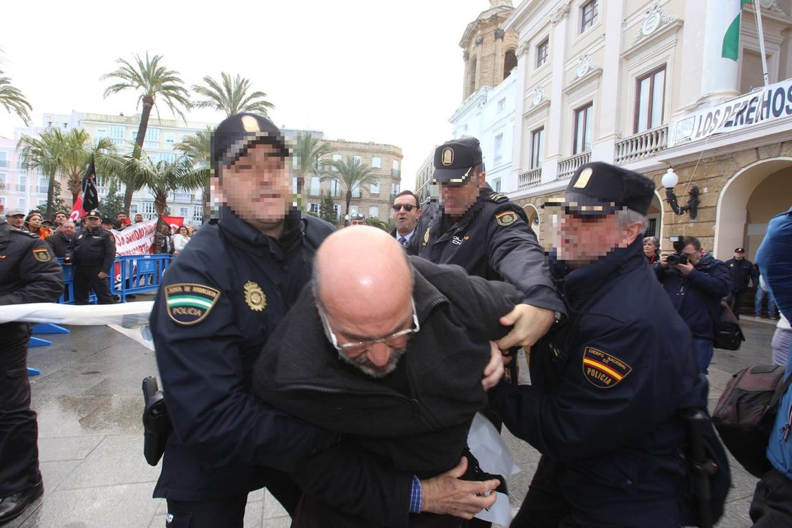 Fotos: Incidentes en Cádiz al inicio de la visita