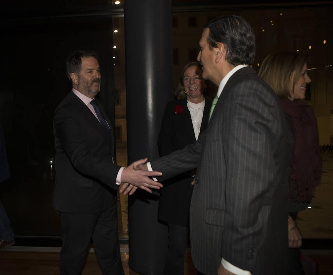 La conversación entre Pérez Reverte y Ferrer-Dalmau, en imágenes. El director de ABC Bieito Rubido saluda al consejero de Vocento Enrique de Ybarra.