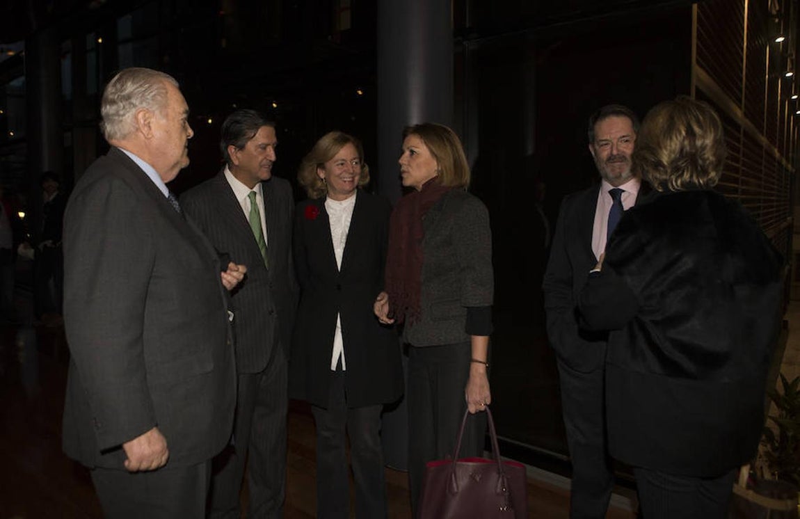 La conversación entre Pérez Reverte y Ferrer-Dalmau, en imágenes. Al acto han acudido representates de la política como la ministra de Defensa, María Dolores de Cospedal o la portavoz del PP en el Ayuntamiento de Madrid, Esperanza Aguirre quienes han sido recibidas por la presidenta -editora de ABC, Catalina Luca de Tena (centro) y el consejero de Vocento, Santiago de Ybarra (primero a la izda).