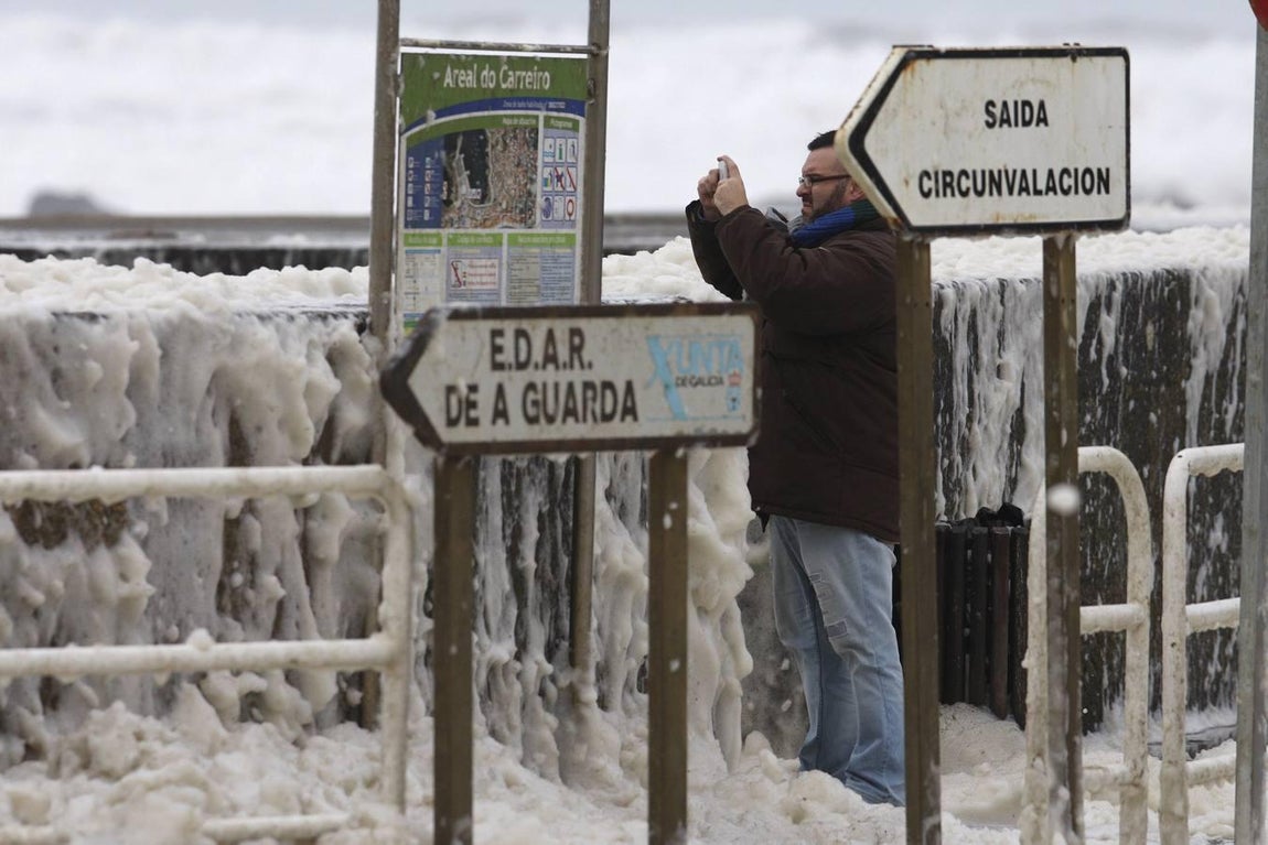 A Garda, teñida de blanco por la espuma. 