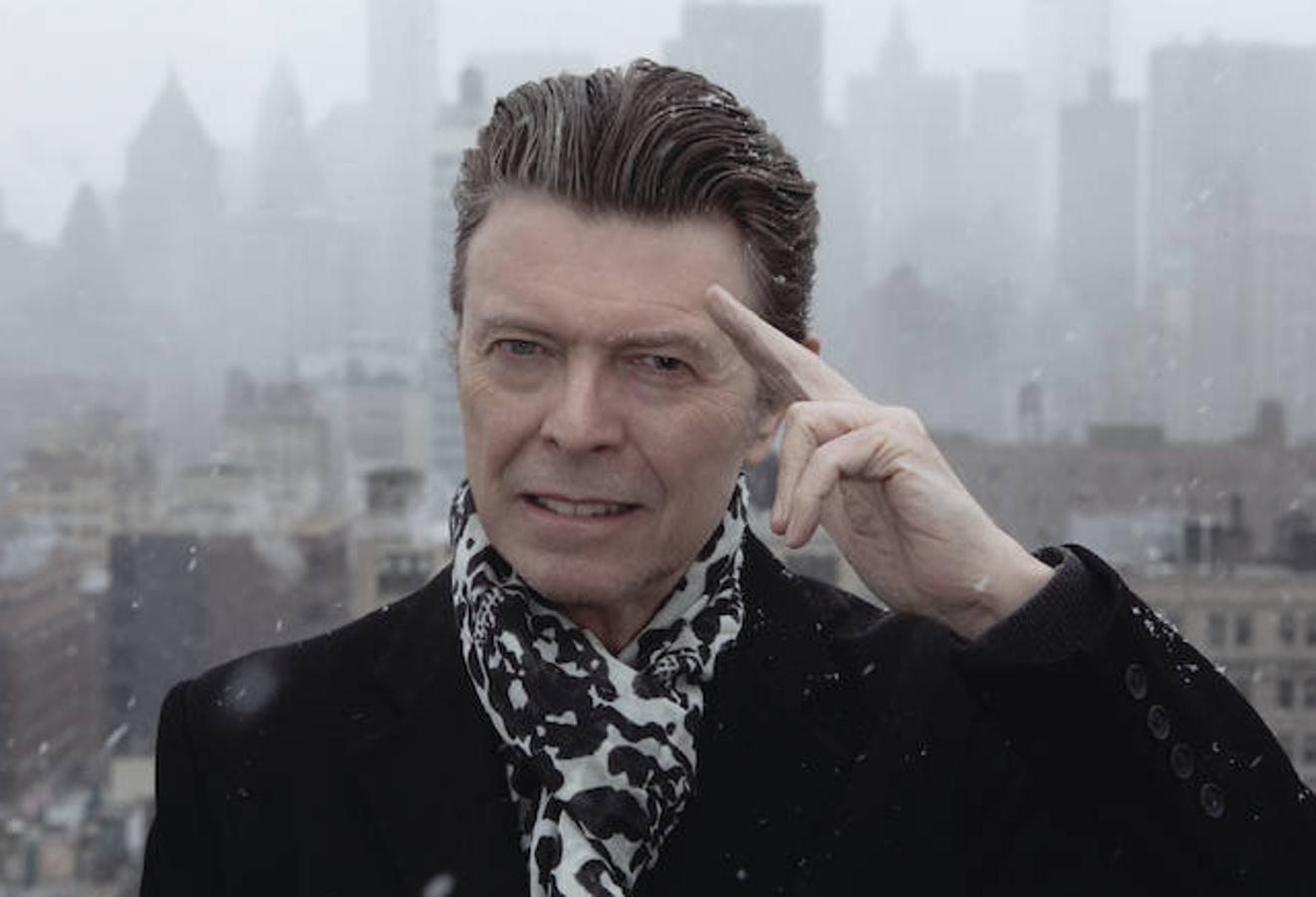 David Bowie. El difunto David Bowie (1947-2016), reconocido como uno de los artistas más importantes de la música rock, se le diagnosticó cáncer de hígado en el año 2014, sin embargo, el artista no hizo pública su enfermedad. Trabajó en su música hasta el final de sus días, hasta el punto de publicar su último álbum, «Blackstar», el 8 de enero de 2016. Dos días después, Bowie moría, a la edad de 69 años.