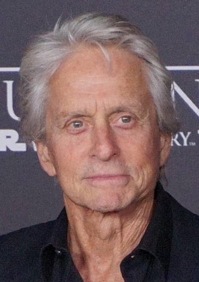 Michael Douglas. A Michael Douglas le diagnosticaron cáncer en agosto de 2010, tras haber sufrido malestar en la garganta. El actor confiesó que jamás olvidará la cara del médico al solicitar una biopsia. Fue entonces cuando los médicos descubrían un tumor del tamaño de una nuez debajo de la lengua que, según Douglas, «ningún otro especialista había visto previamente».