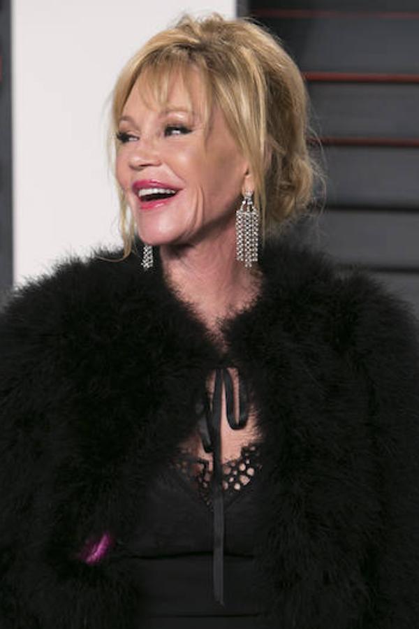 Melanie Griffith. La actriz tuvo que someterse a una cirugía para extirparse unas ligeras capas de piel debajo del ojo derecho debido a un cáncer cutáneo. La enfermedad se encontraba en una fase muy temprana por lo que el sufrimiento no duró demasiado.