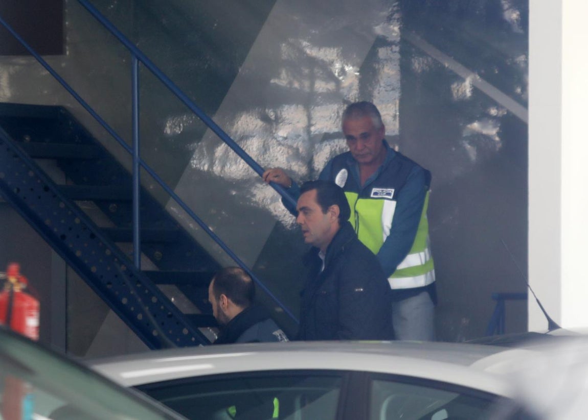 Los agentes se llevan detenido al acusado. 