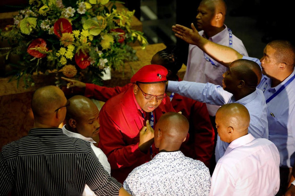 Imágenes de la trifulca entre diputados en el Parlamento de Sudáfrica durante el debate sobre el estado de la nación. 