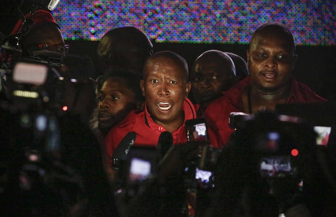 Imágenes de la trifulca entre diputados en el Parlamento de Sudáfrica durante el debate sobre el estado de la nación. 