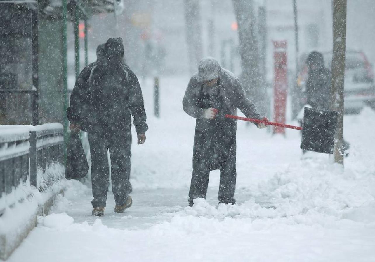 Unos 20 centímetros de nieve se han acumulado por las aceras de la ciudad más poblada de Estados Unidos. AFP