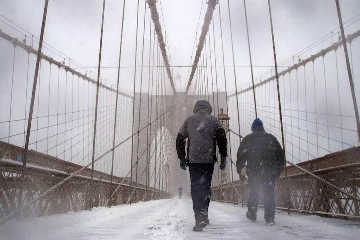 La nieve ha interrumpido la vida en la gran ciudad tras unos días de temperaturas casi primaverales. AFP