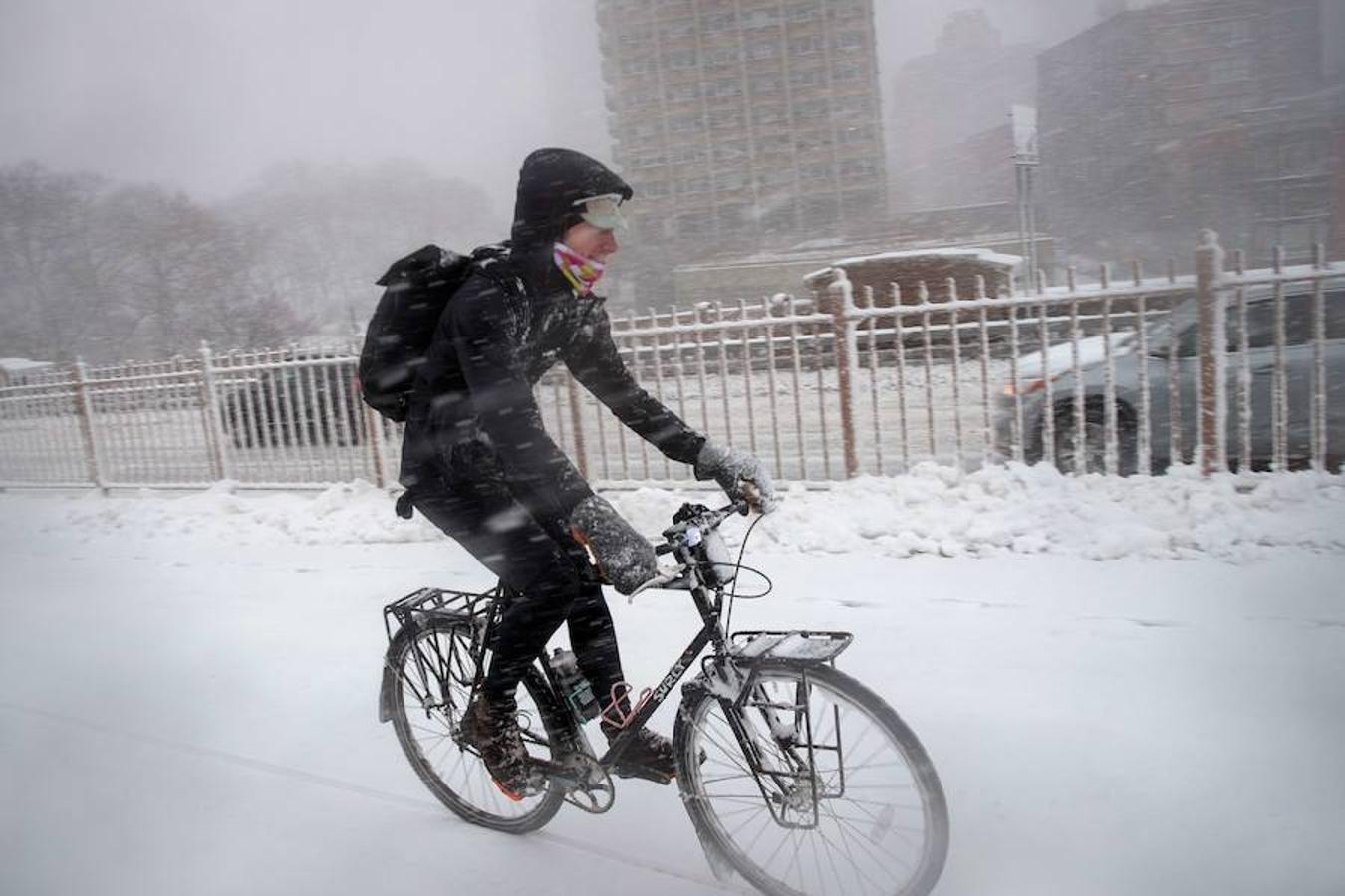 Pese a la nieve, algunos neoyorquinos no se han resignado y han seguido moviéndose en bicicleta. AFP