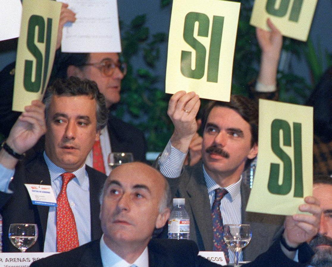 XI Congreso (Madrid, 1993). Con el lema «Partido de Gobierno», el PP presenta su proyecto de alternativa al Ejecutivo socialista de Felipe González. No lo logrará. En aquella ejecutiva ya estaba Javier Arenas, que sigue en el núcleo duro del PP de Rajoy.