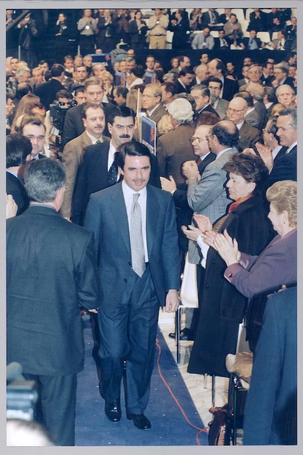 XIII Congreso (Madrid, 1999). Afianzado en el Gobierno, el PP renueva su proyecto reformista con el objetivo de avanzar en el progreso económico del país. «Un proyecto para el nuevo siglo: La España de las oportunidades». Arenas es el nuevo secretario general.