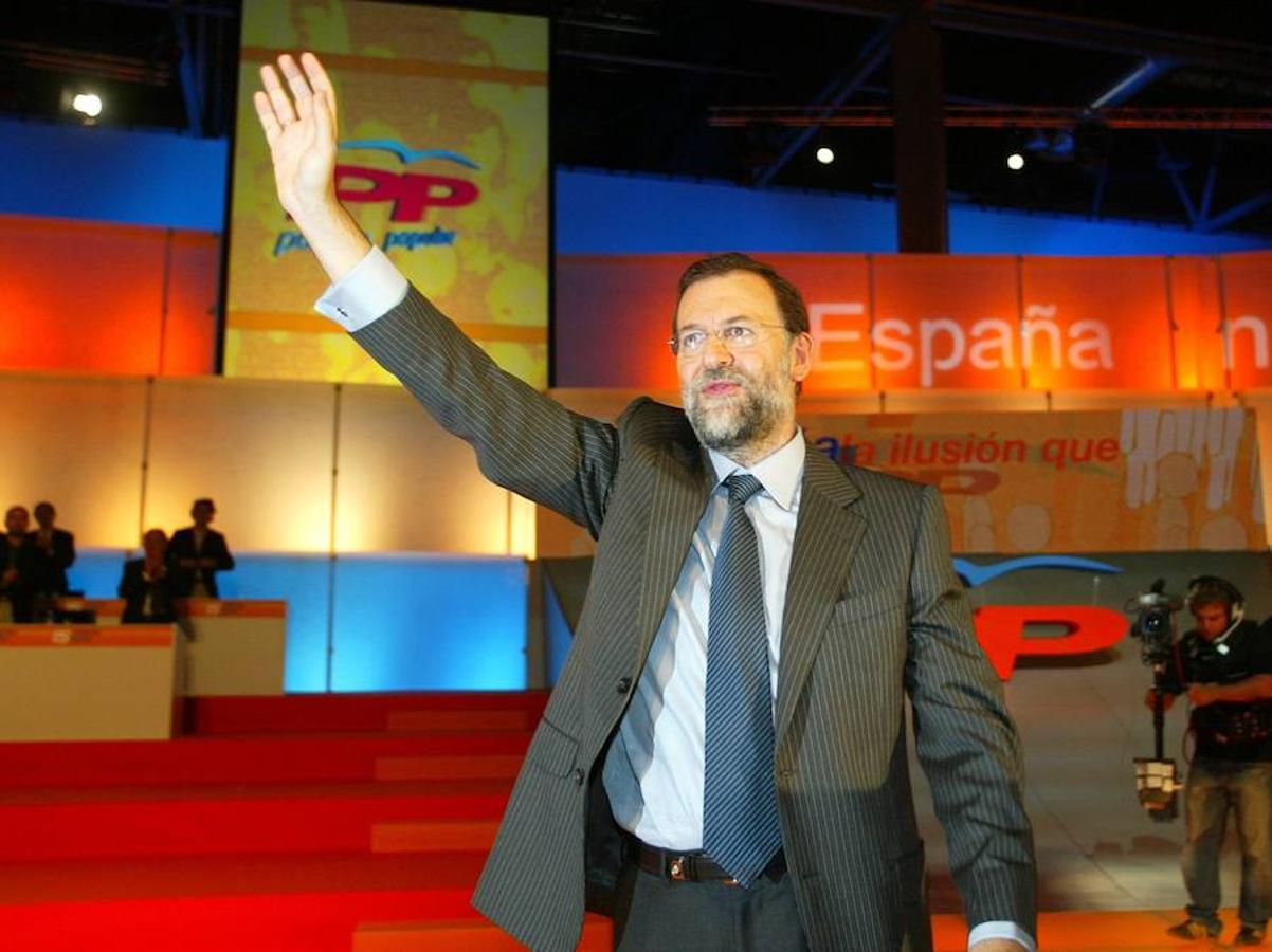 XV Congreso (Madrid, 2004). Aznar nombra a Mariano Rajoy su sucesor en 2003. En octubre de 2004 el PP celebra su congreso conmocionado tras perder las elecciones generales, contra pronóstico, tras el atentado del 11-M. «España, la ilusión que nos une».