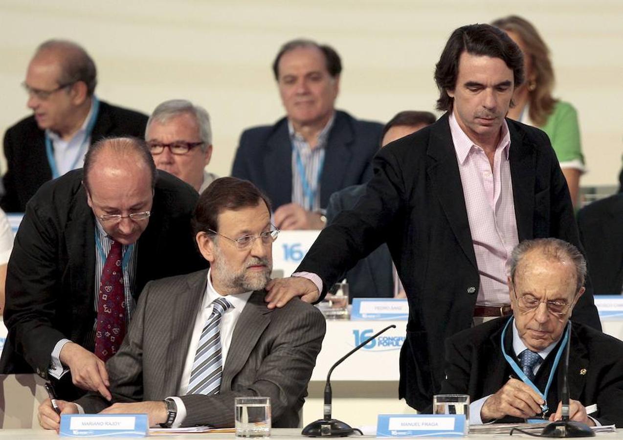 XVI Congreso (Valencia, 2008). El PP vive su momento crítico tras la segunda victoria de Zapatero ese año. El sector crítico desafía el liderazgo de Rajoy, que recibe el saludo frío de Aznar delante del plenario. Rajoy, apoyado por el poderoso PP de Valencia, rompe con la etapa anterior e inicia el viraje de vuelta al centro político. María Dolores de Cospedal es la nueva secretaria general.