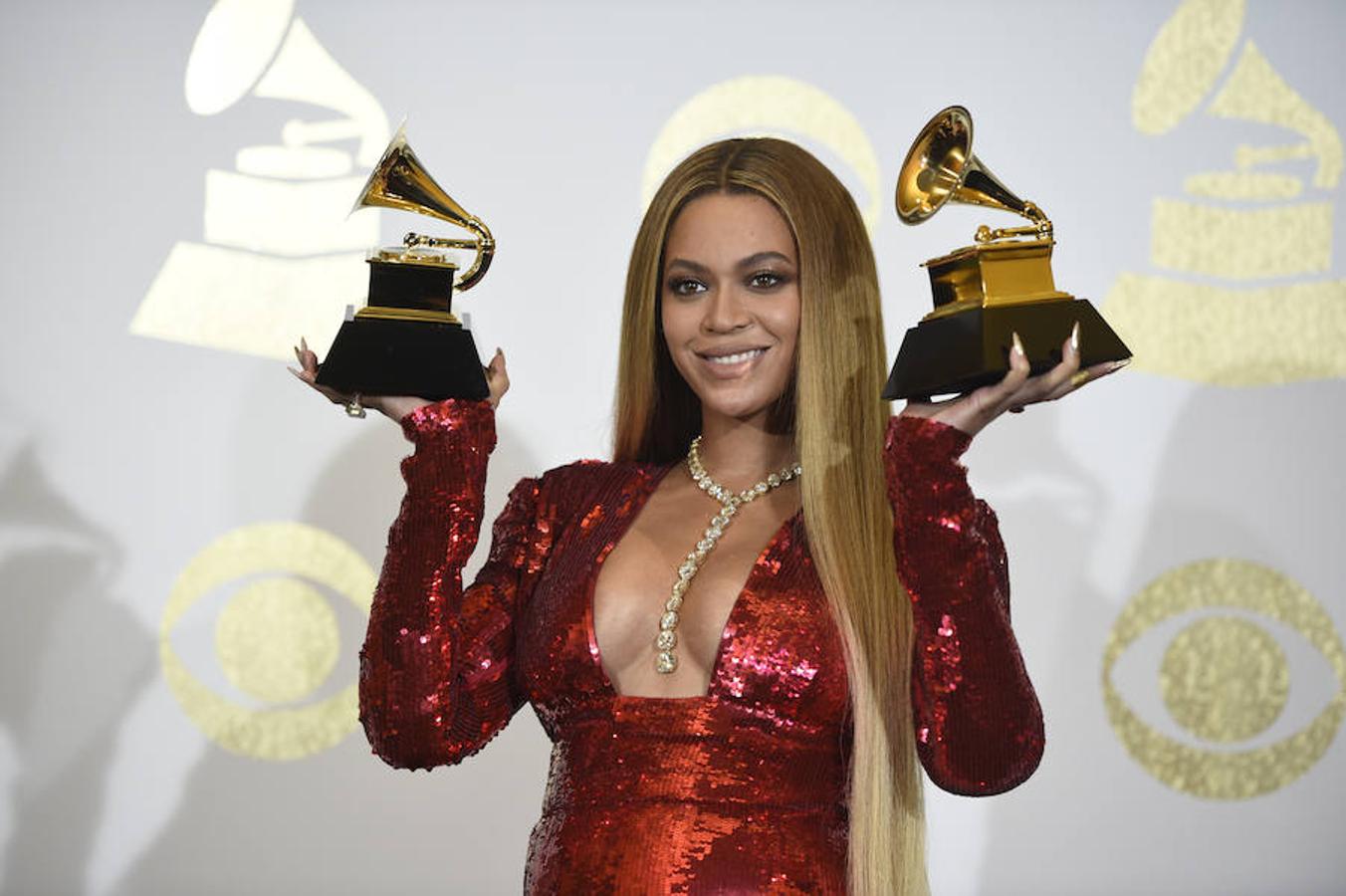 Beyoncé, embarazada de gemelos, en la alfombra roja de los Grammy 2017. 