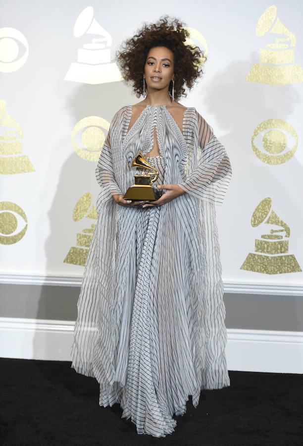 Solange, en la alfombra roja de los Grammy 2017. 