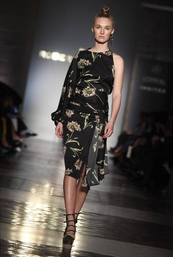 Vestido de corte asimétrico. 