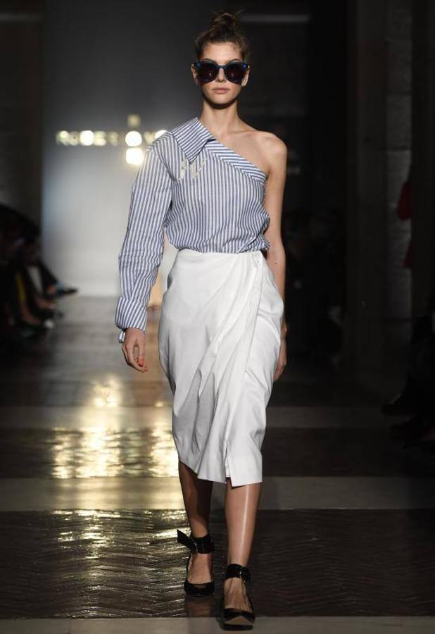 Falda de lino con camisa a rayas. 