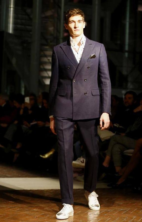 Traje sastre negro combinado con zapatilas de puntera plateada. 