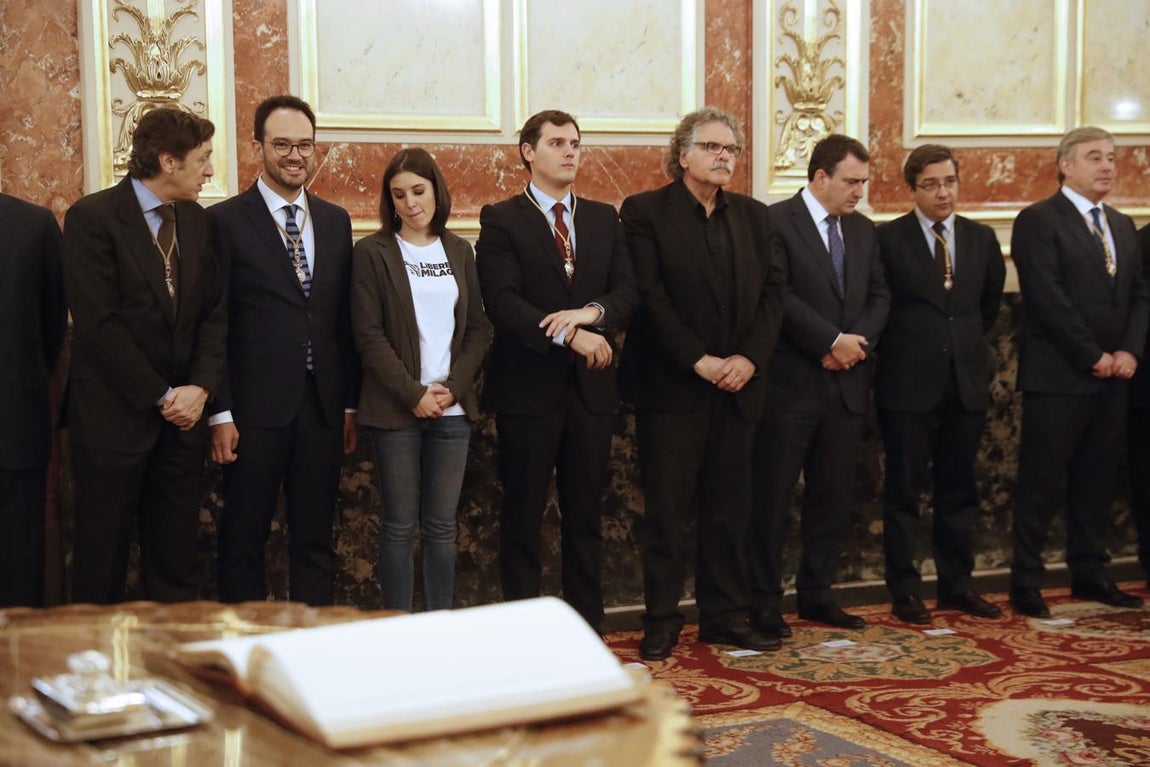 Los portavoces de los grupos parlamentarios esperan la llegada del presidente de Argentina, Mauricio Macri al Congreso de los Diputados, donde pronunciará un breve discurso. 