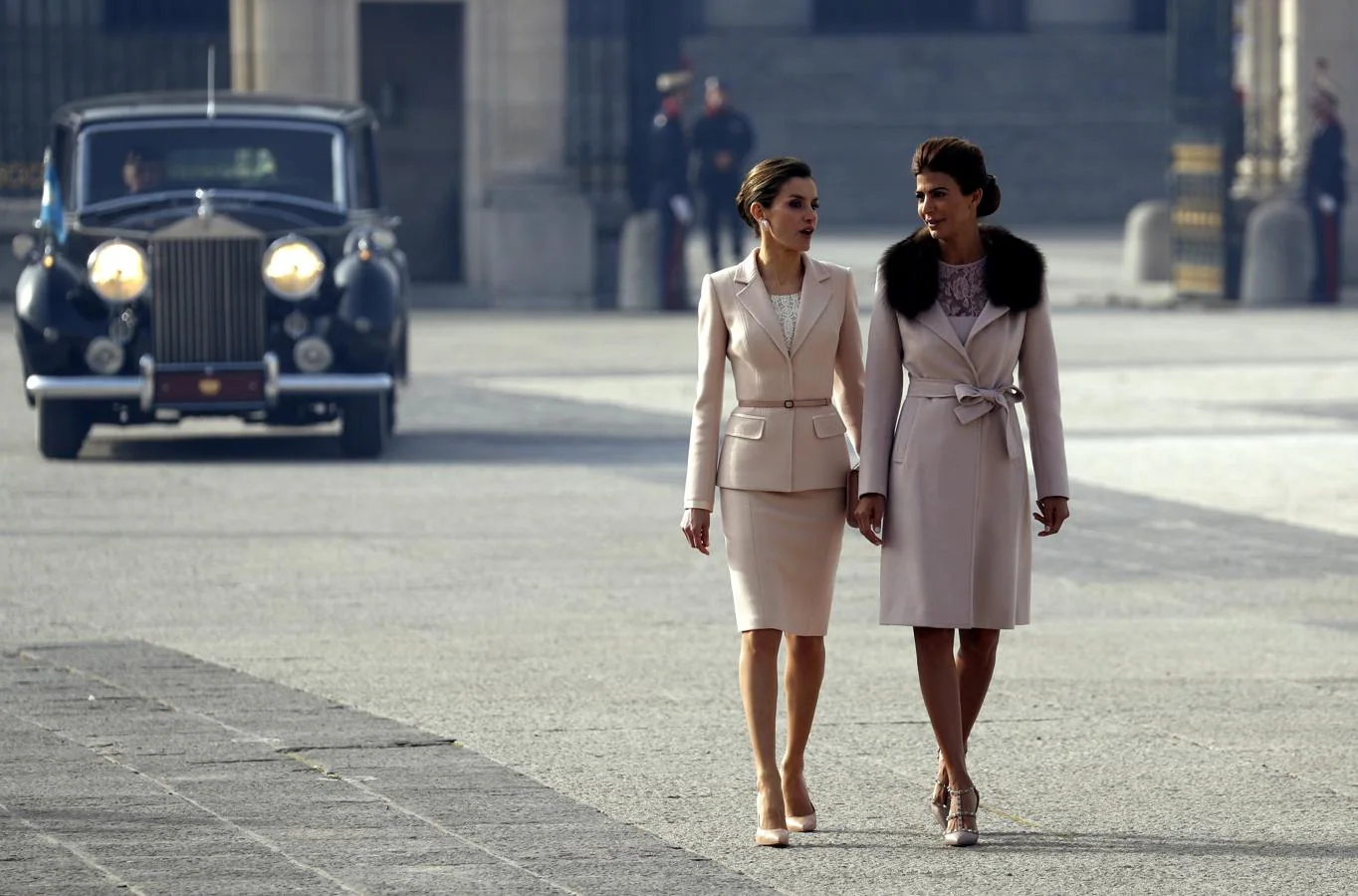 La Reina Letizia, junto a Juliana Awada, esposa del presidente de Argentina, Mauricio Macri, a su llegada hoy al Palacio Real