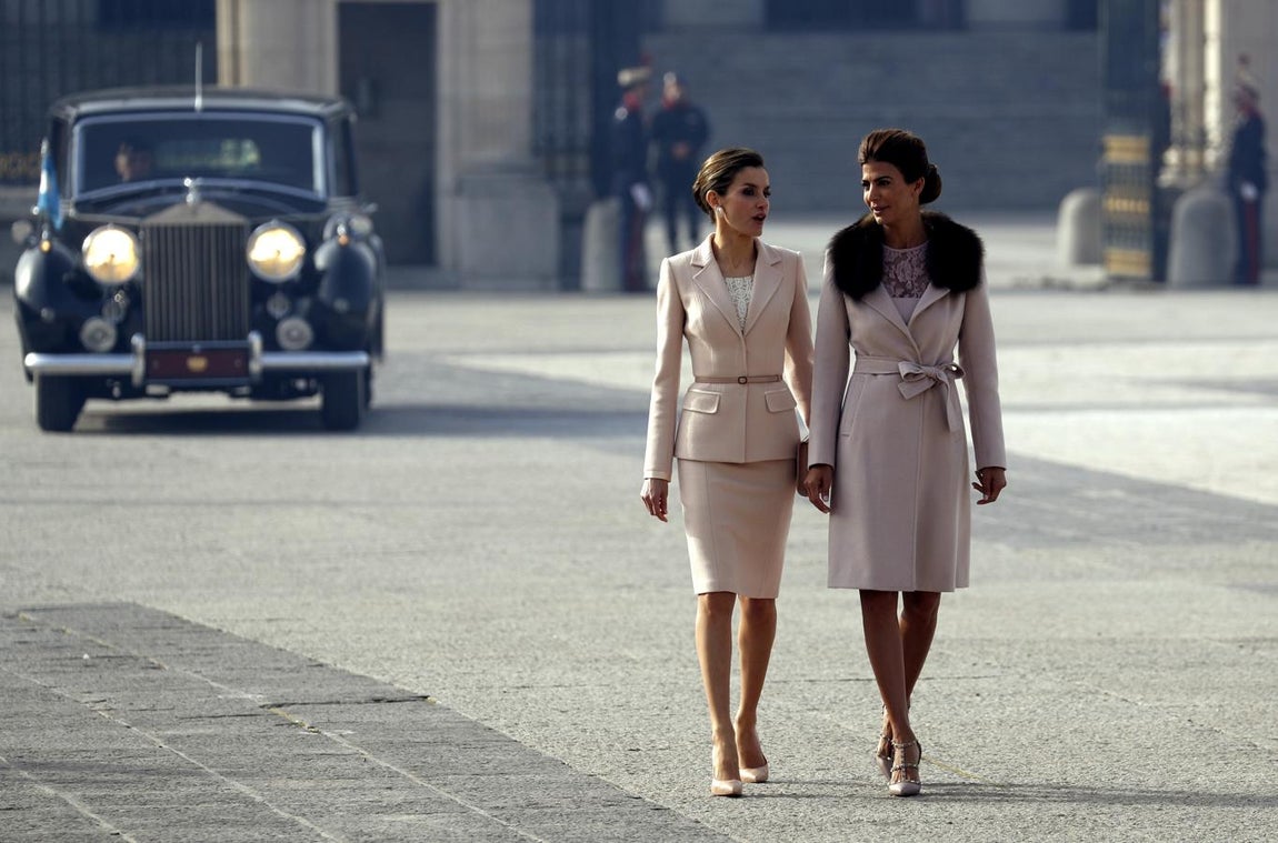 La Reina Letizia, junto a Juliana Awada, esposa del presidente de Argentina, Mauricio Macri, a su llegada hoy al Palacio Real. 