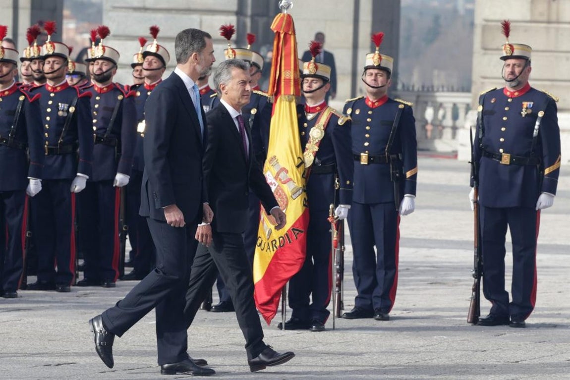 El Rey Felipe VI junto a Mauricio Macri en Madrid. 