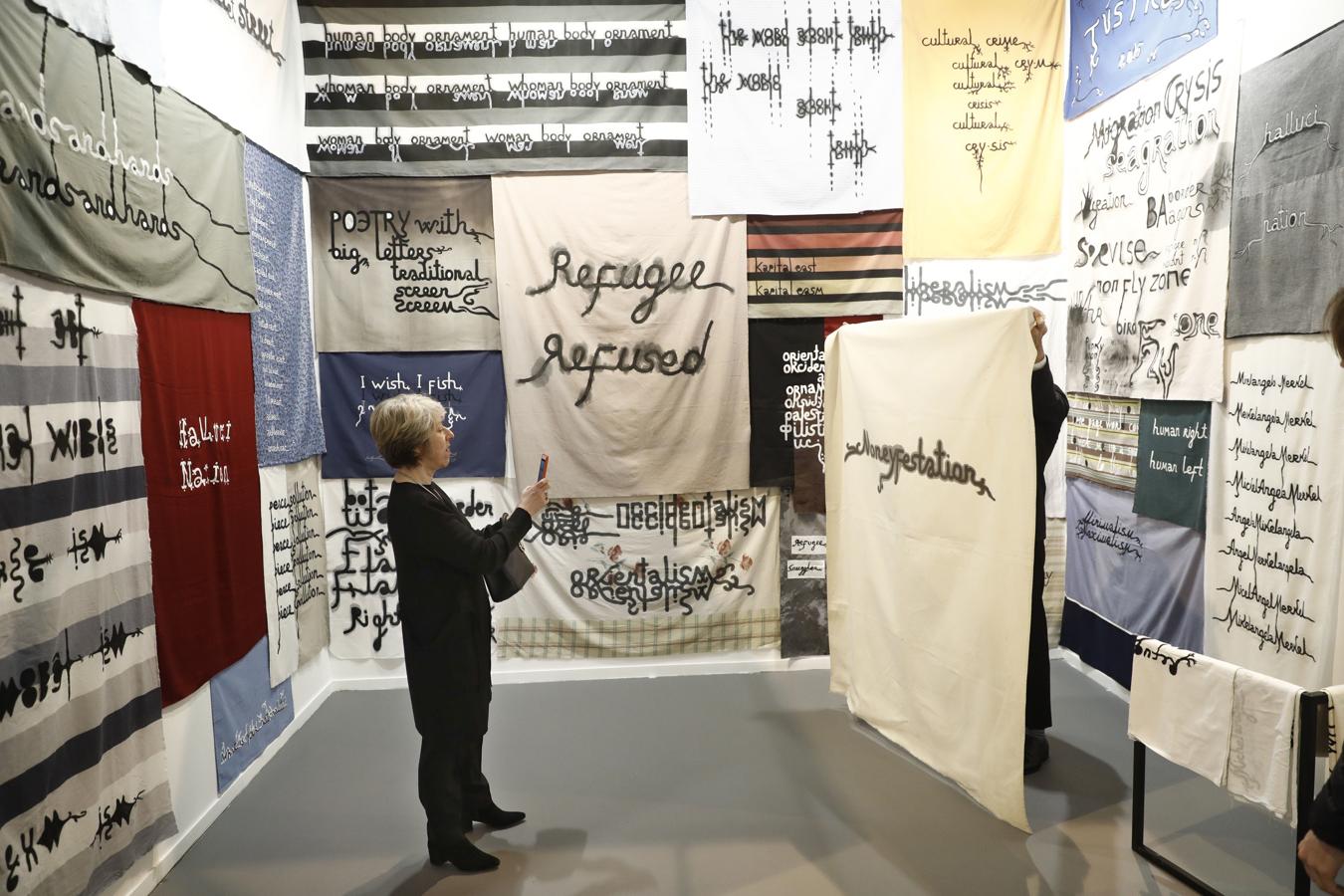 Instalación de Babi Badalov en el espacio de la galería parisina Jérôme Poggi. 