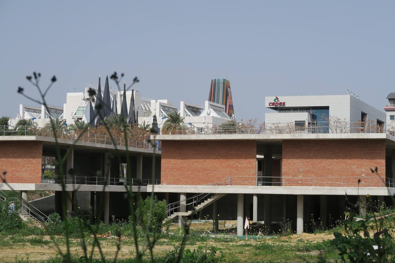 El proyecto suponía la construcción de un edificio de 44.000 metros cuadrados distribuidos en cinco plantas sobre rasante (cuatro para oficinas más otras para un auditorio y zona comercial) y tres bajo rasante, con un aparcamiento con capacidad para 450 vehículos