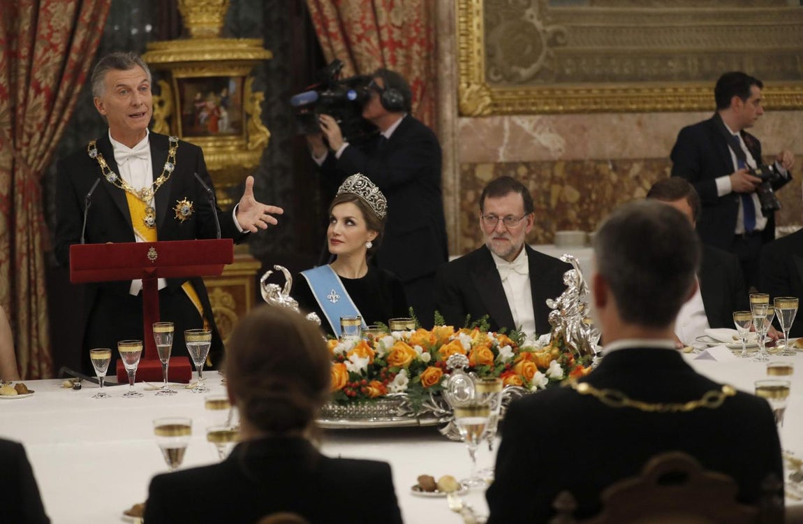 La Reina Letizia, junto a Mauricio Macri y Mariano Rajoy en la cena de gala. 