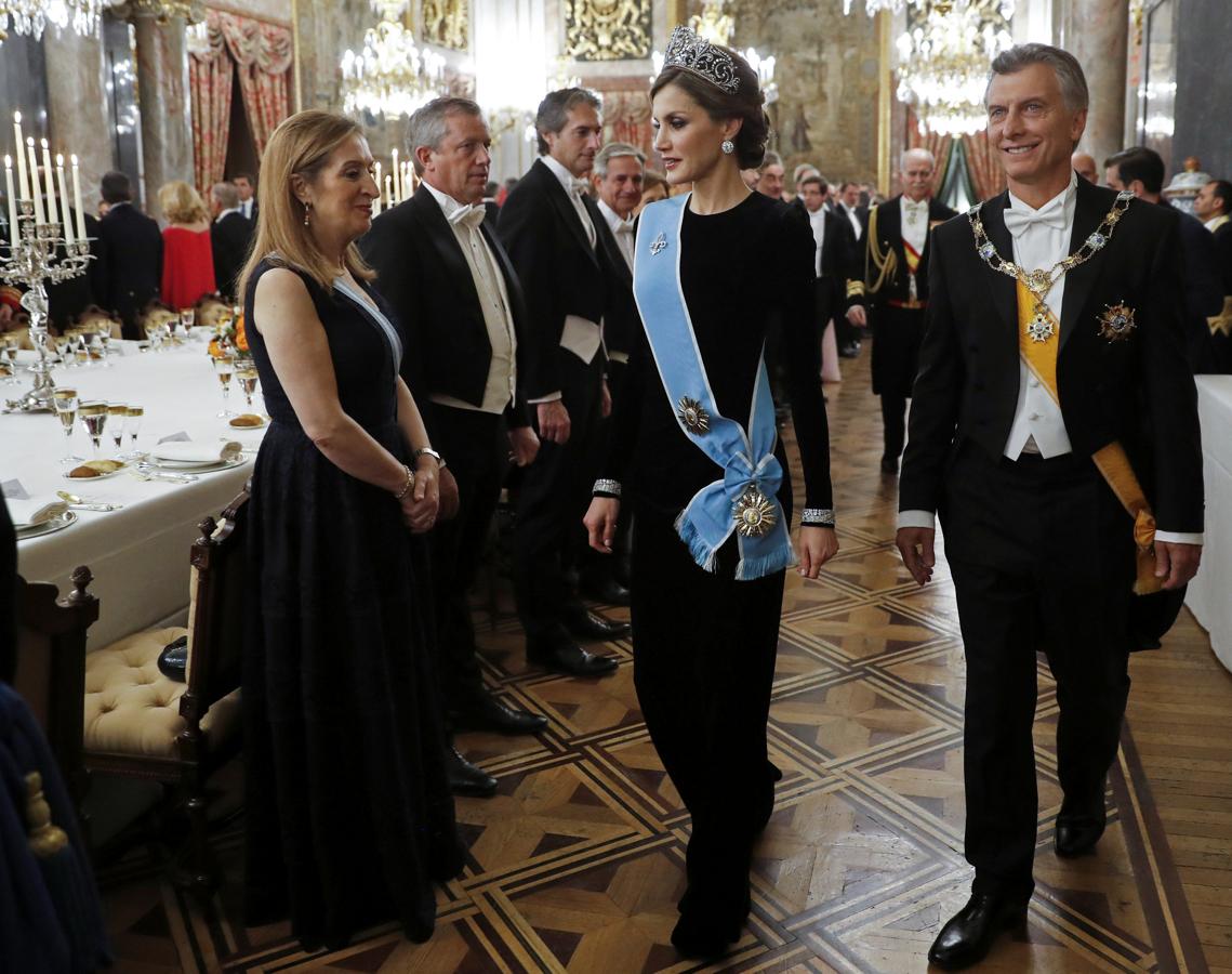 La Reina Letizia, junto a Mauricio Macri y Ana Pastor. 