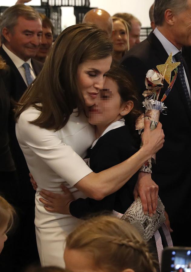 Doña Letizia abraza a la niña que le ha regalado una flor en ARCO. 