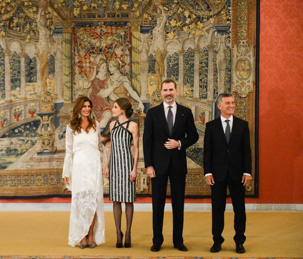 Macri y su esposa dieron una cordial bienvenida a Felipe VI y la Reina Letizia a la entrada del palacio y, a continuación, los cuatro saludaron en el interior a unos cuarenta invitados, en representación de los más de 350 asistentes de ambos países