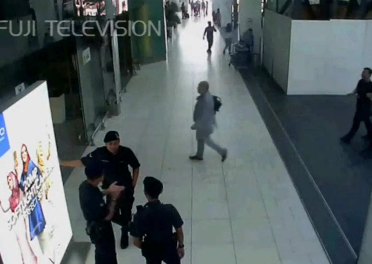Kim Jong-Nam, de 46 años, camina por un pasillo del aeropuerto malasio de Kuala Lumpur el pasado 13 de febrero