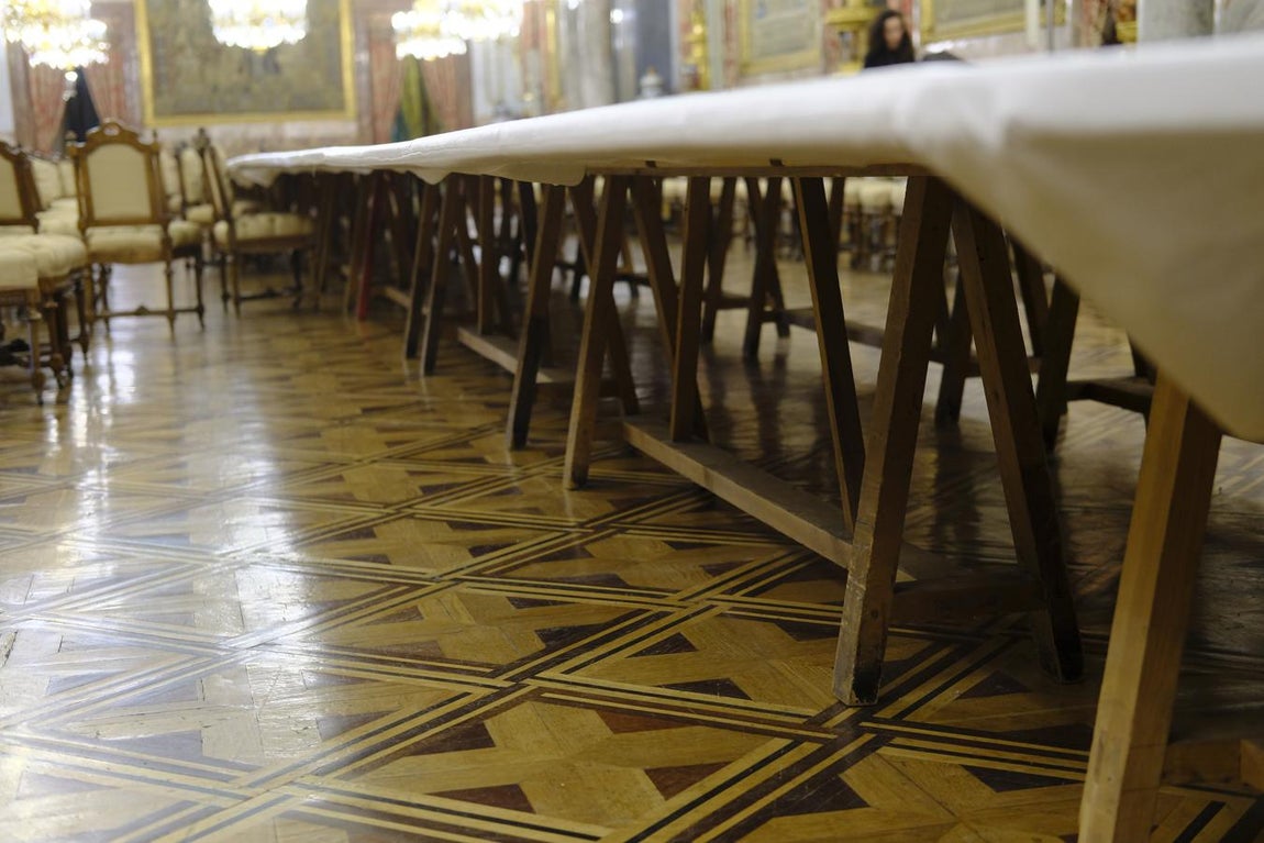 Un tablero sobre borriquetas. Las borriquetas que sostienen el tablero son de las época de Alfonso XIII. La sencillez de la mesa permite alargarla o acortarla, en función del número de comensales