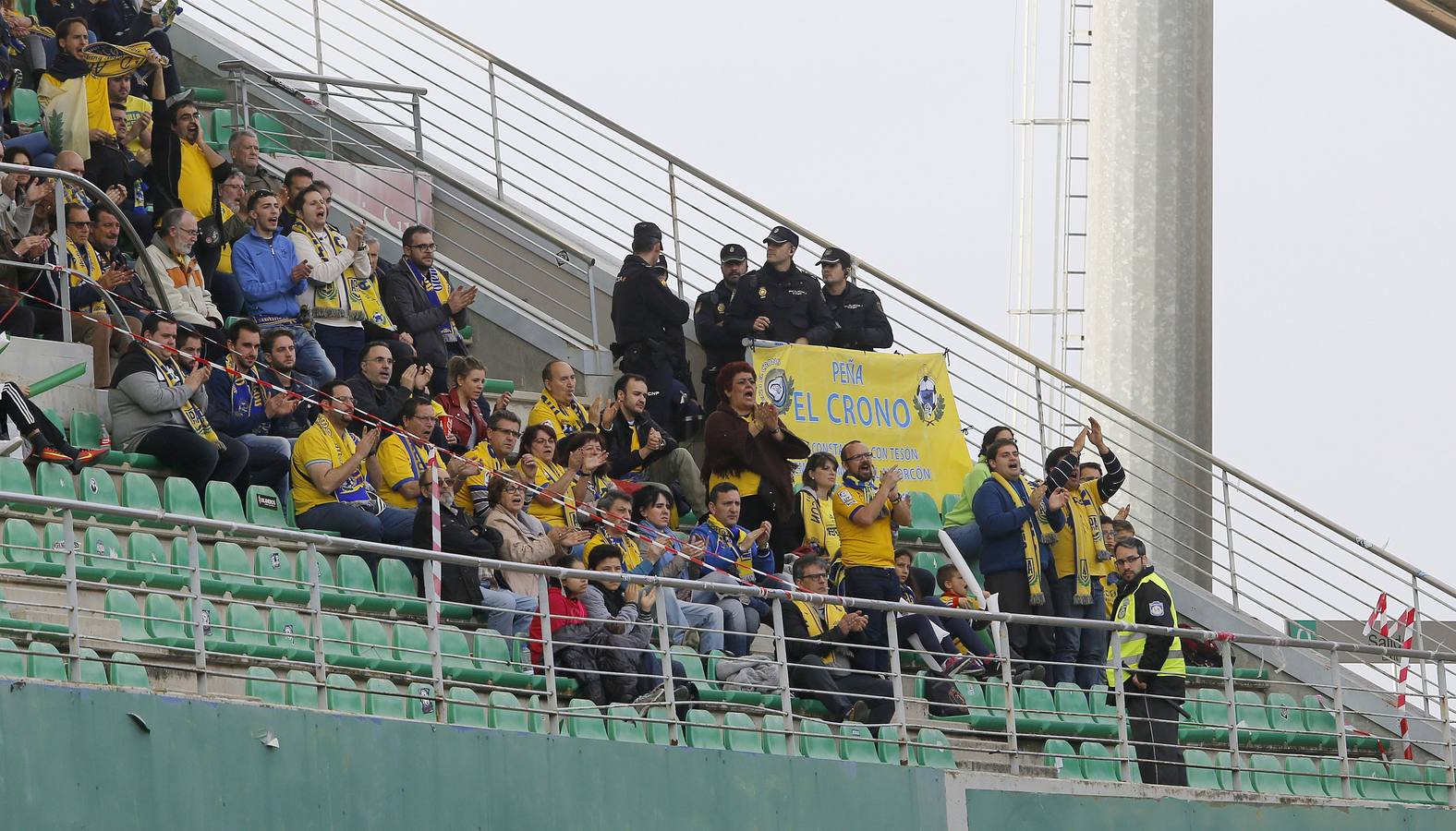 El ambiente en la grada del Córdoba-Alcorcón, en imágenes