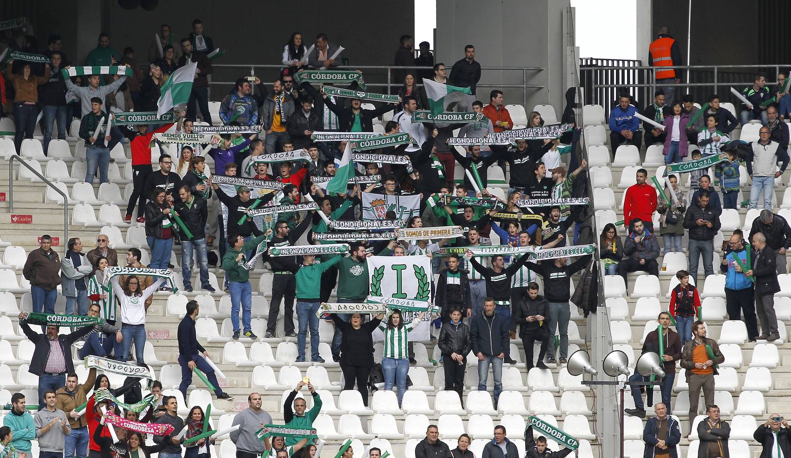 El ambiente en la grada del Córdoba-Alcorcón, en imágenes