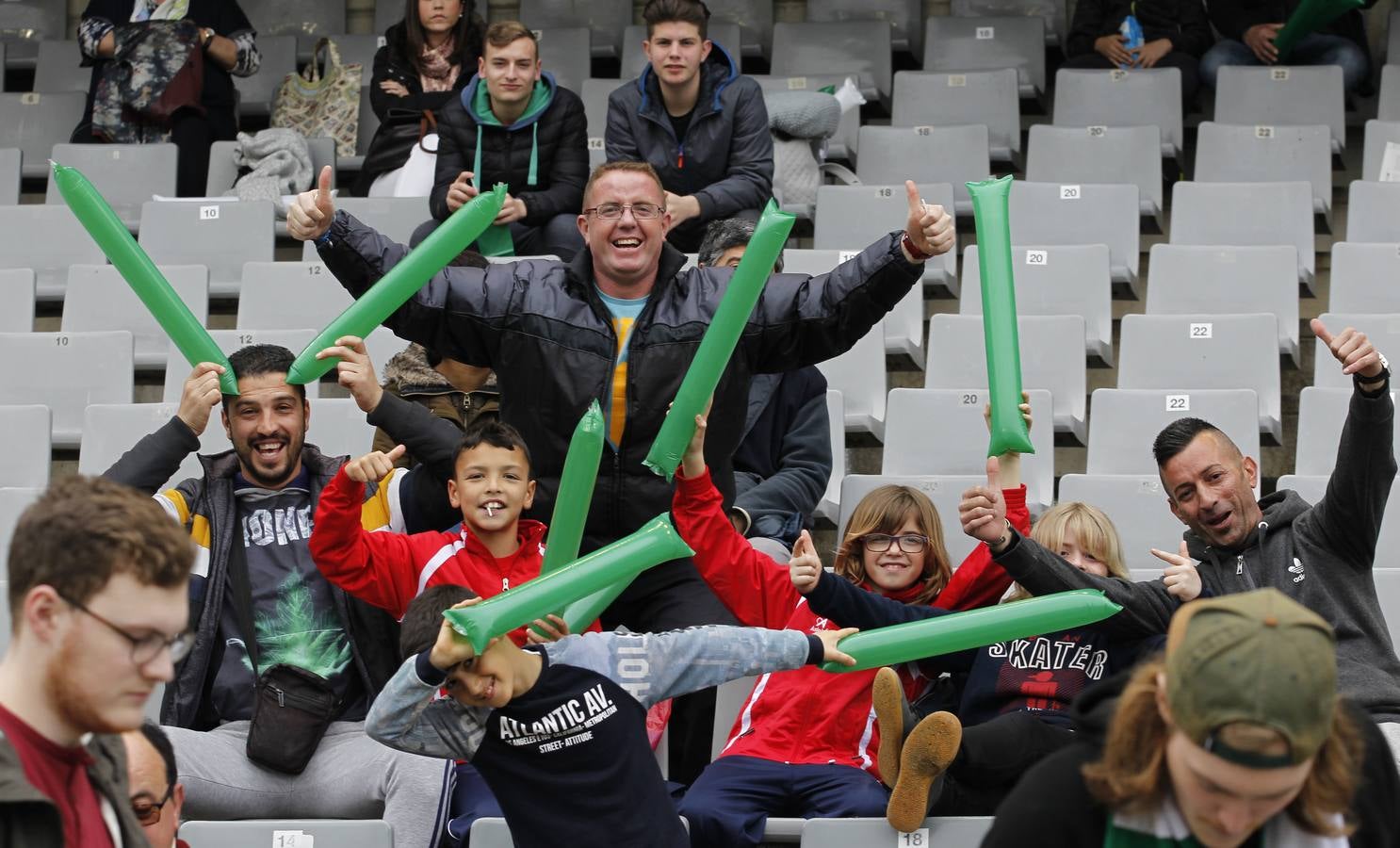 El ambiente en la grada del Córdoba-Alcorcón, en imágenes