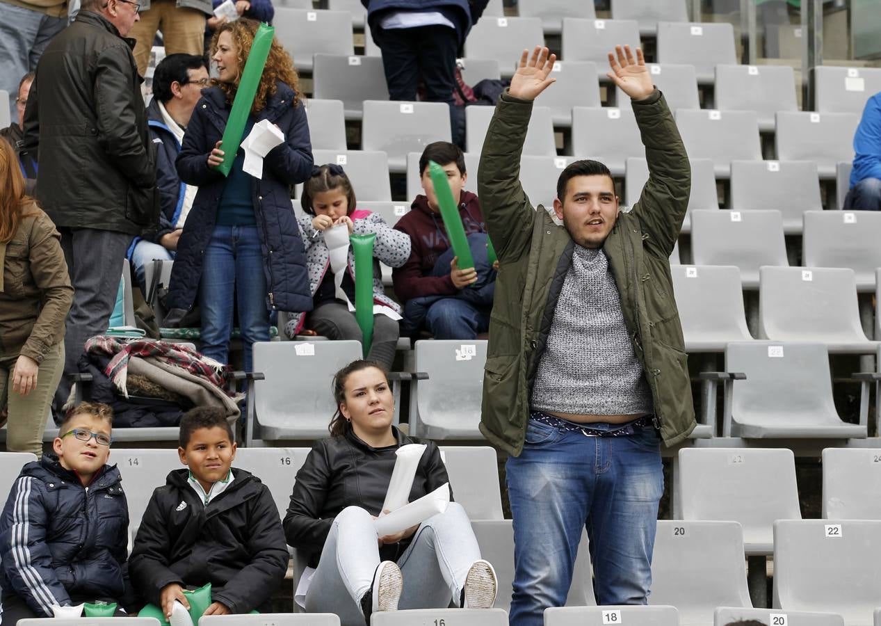 El ambiente en la grada del Córdoba-Alcorcón, en imágenes