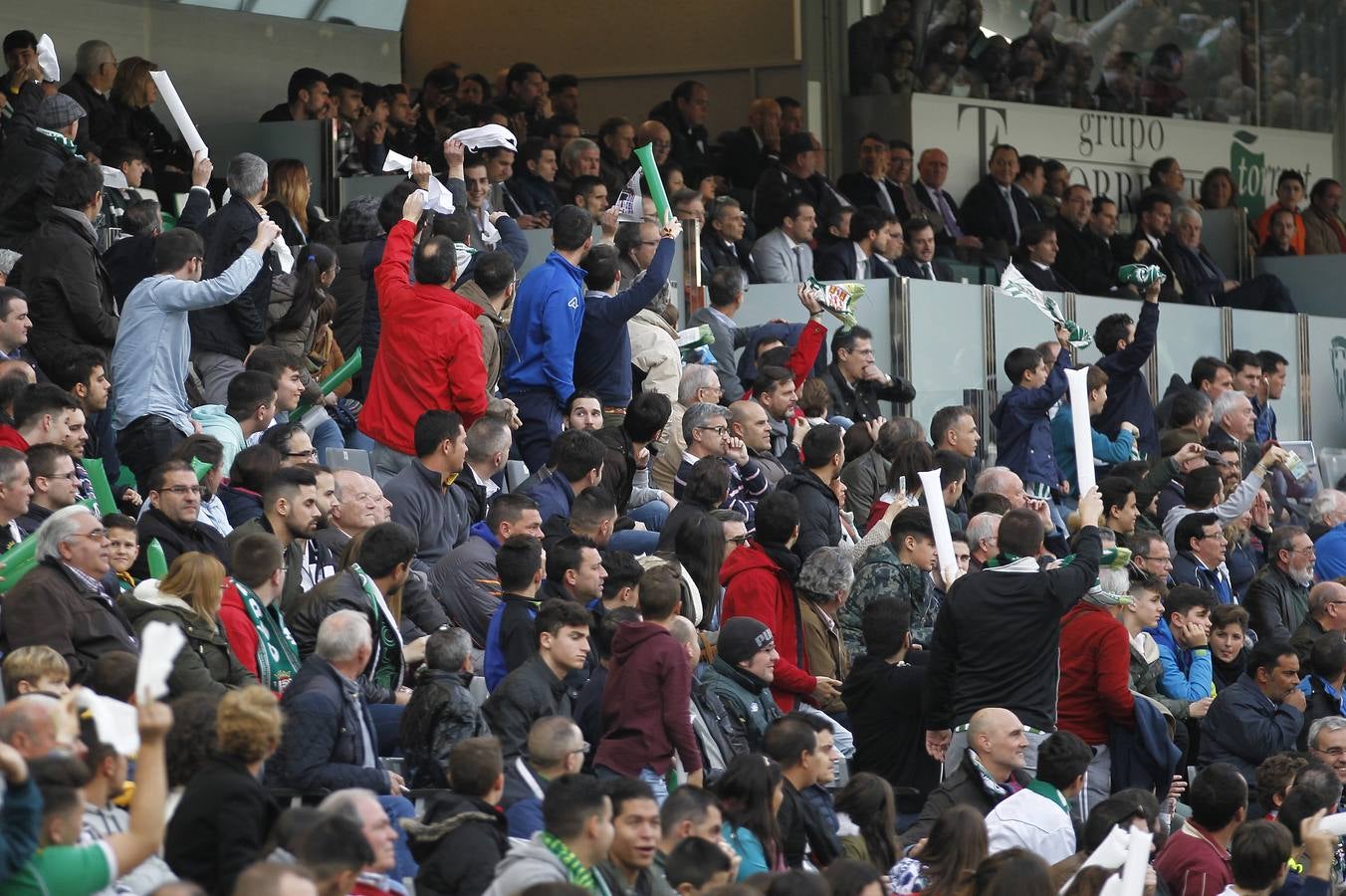 El ambiente en la grada del Córdoba-Alcorcón, en imágenes